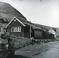 Das Haus „Har Frammi“ in Múli im Jahr 1961 kurz vor der Abtragung. Das Haus wurde Stein für Stein und Brett für Brett abgetragen und später in einem Freilichtmuseum in Dänemark wieder aufgebaut.