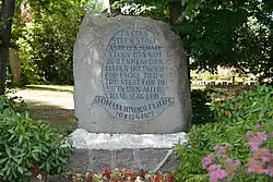 Gedenkstein in Mühlenbarbek Beginn der Inschrift: FAST AS STEEN, STOLT AS DE EEK, SCHALL STÅN DIEN NÅM IN ILENBEK…