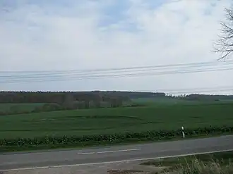 Blick nordostwärts zum Mühlenberg; vorne die Kreisstraße 4
