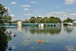 links die Brücke über das Wehr, ganz rechts angeschnitten die Florabrücke