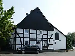 Denkmalgeschütztes Fachwerkhaus in Müllingen, mit geweißten Gefachen und dunkel gestrichenem Fachwerk