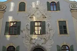 Petrus und Paulus als Reliefs über dem Portal