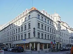 Eckhaus Damenstiftstraße (links), Ecke Brunnstraße (rechts) mit Marienfigur