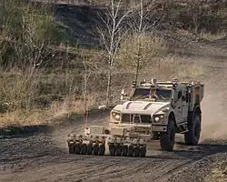 M-ATV mit Mienensuchvorrichtung und dem TerraMax autonomous system