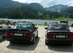 BMW 3er mit M Technic-Aerodynamik-Paket (rechts) und mit Sportpaket (links)