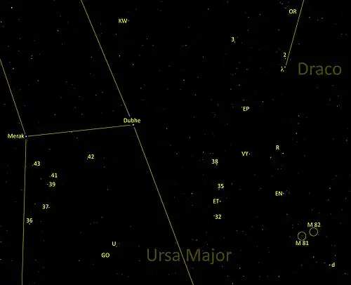 Fotografische Aufnahme mit Beschriftung einiger prägnanter Himmelsobjekte in der Umgebung der Galaxien M 81 und M 82. Links und unten ist das Sternbild Großer Bär mit den Sternen Merak und Dubhe zu sehen. Rechts oben befindet sich das Sternbild Drache mit dem Stern Giausar (λ Draconis) in der Schwanzspitze des Drachen.