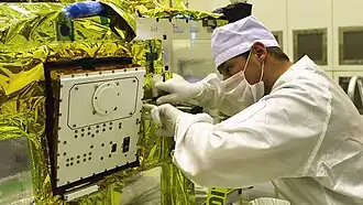 Einbau von MASCOT in die Raum­sonde Hayabusa&nbsp;2 (2014)