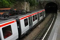 Fahrzeug des Typs MCL&nbsp;80 auf der Zahnradstrecke der Linie&nbsp;C in Lyon; zwischen den Führungsschienen gut zu erkennen die Zahnstange