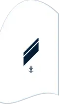 Dienstgradabzeichen eines Stabskorporals (30er Verwendungsreihe) auf dem Oberärmel des weißen Hemdes für Marineuniformträger