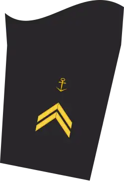 Dienstgradabzeichen eines Oberbootsmannes (70er Verwendungsreihe) auf dem Unterärmel der Jacke des Dienstanzuges für Marineuniformträger