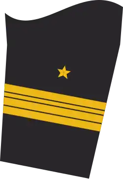 Dienstgradabzeichen eines Fregattenkapitäns (Truppendienst oder militärfachlicher Dienst) auf dem Unterärmel der Jacke des Dienstanzuges für Marineuniformträger