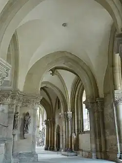 Chorumgang mit unausgeführten und ausgeführten Gewölberippen