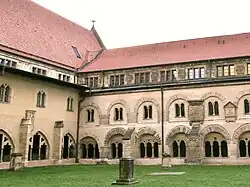 Romanische Südseite und gotische Ostseite des Kreuzgangs