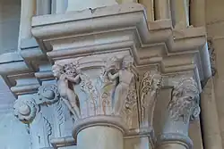 Paradieskapitell, Chorumgang Nord­seite, von links: Adam (nackt), Eva, Schlange (Frauen­kopf aus Pflanze), Gottvater (bärtig), ein weiterer Kopf