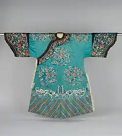 Mit Katzenfell gefütterte, zeremonielle Damenjacke (China, 19.&nbsp;Jh., Metropolitan Museum of Art)