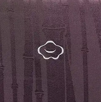 Seidenkimono (Rinzu), der in einem Bambusmuster gewebt und mit einem weißen Mon bestickt ist