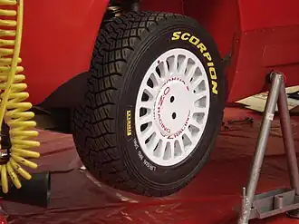 Schotter-Rennreifen an einem WRC-Citroën C4