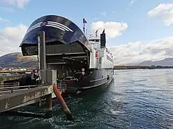 Foto einer anlegenden Fähre mit geöffneter Bugklappe