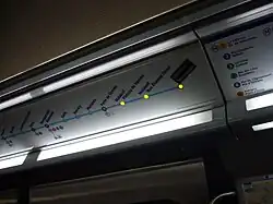 Dynamisches Linienband mit Lichtpunkten im Innenraum eines Wagens, noch drei Stationen bis zum Endbahnhof (Baureihe MF&nbsp;77, Métro Paris)