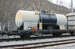 Kesselwagen der MGB. Das Bremszahnrad befindet sich an der rechten Achse.