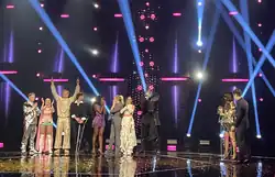 Foto einer Bühne mit mehreren Menschen