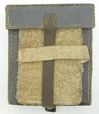 Täschchen für Maschinengewehr-(MG42)-Schützen aus Pressstoff, einem Hitzeschutz zum Laufwechsel des MG aus Asbest und einem Riemen aus Leder