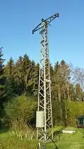 Stahlgittermast mit Schild