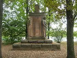 Viereckiger stufiger Sockel, darauf das höher als breite Denkmal, oben ein Kreuz in den Ecken je ein stehender Soldat, im Hintergrund der Schwanenteich. Um das Denkmal herum stehen Bäume. Inschrift: Den im Weltkriege fuers Vaterland gebliebenen Kameraden des Kgl Sachs 9 Inf Rgts Nr 133 des Kgl Sachs Res Inf Rgts Nr 133 des Kgl Sachs LDW Inf Rgts Nr 133 zum ehrenden Gedachtnis