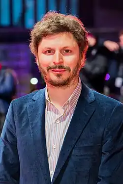 Tom Hanks spielt Zsa-Zsa Kordas Kontrahenten Leland und Michael Cera den Hauslehrer Bjørn Lund