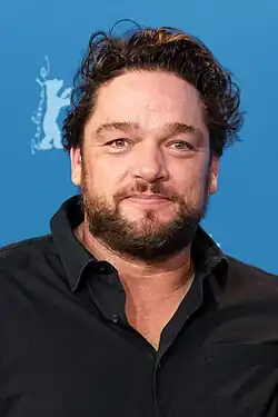 Max Riemelt und Ronald Zehrfeld, die bereits für die Krimiserie Im Angesicht des Verbrechens gemeinsam vor der Kamera standen, spielen Robert und Volker.