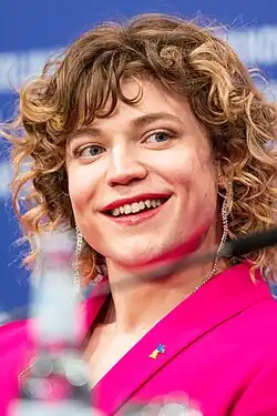 Paula Essam spielt Lucia und Thea Ehre Alex