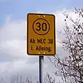 Neues MLC-Schild, rechteckig mit Text „Ab MLC im Alleingang“ (2010)