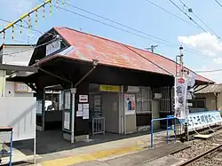 Ansicht des Empfangsgebäudes vom Mittelbahnsteig aus