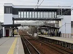 Bahnsteige und Fußgängerbrücke