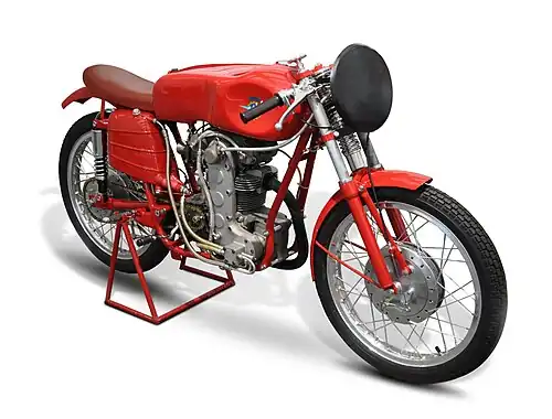 Eine 125 Bialbero in einer „Zwischenstufe“ mit schon deutlich sichtbar weiterentwickeltem Motor und Fahrwerk (1953)