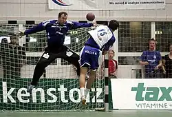 Thierry Omeyer mit einem Hampelmann