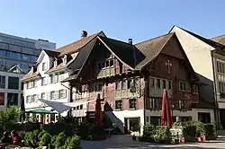 Das 1639 erbaute Rote Haus ist das Wahrzeichen Dornbirns und das älteste Rheintalhaus der Stadt.[10]