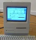 Das Logo im „Picasso-Stil“, hier unter Mac OS 7.5.5 im „About This Macintosh“-Fenster, wurde bis Mac&nbsp;OS 7.5 beim Systemstart angezeigt