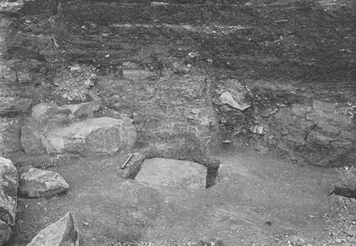 Das noch abgedeckte Gründungsdepot an der Südwestecke der Amenemhet-I.-Pyramide