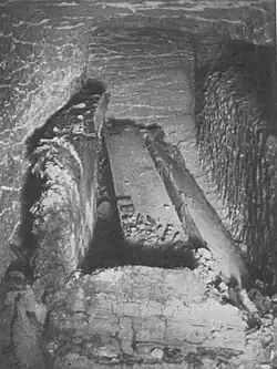 Eine freigelegte Sarg-Nische in Grab 954