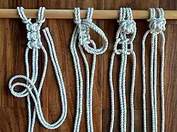 Der Beerenknoten, der aus dem Werkstück wie eine kleine Beere herausragt, basiert auf 3 Kreuzknoten.