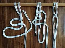 Die Umkehrung des chinesischen Knotens wird im Englischen als cross knot bezeichnet.