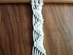 An Träger­fäden, von links mit wechselnden Arbeitsfäden