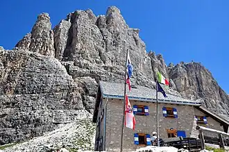 Rifugio Tuckett und die Südwand des Castelletto Inferiore