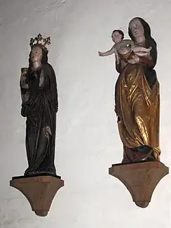 Holzplastiken (um 1500), links die heilige Barbara, rechts die Mutter Gottes