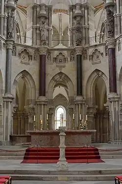 Chorhaupt mit Umgangs- und Emporenarkade, vorgesetzte Granit­säulen vom ottonischen Vorgängerbau