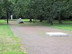 Dreiteiliges Denkmal für Bombenopfer auf Westfriedhof Magdeburg