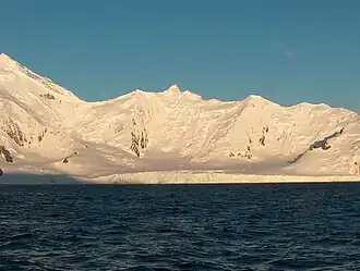 Blick von der Bransfieldstraße auf den Magura-Gletscher (Hintergrund:&nbsp;Tangra Mountains)