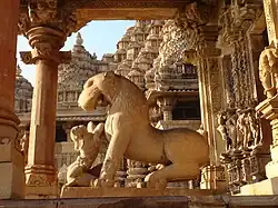 Vyala und Mensch, Kandariya-Mahadeva-Tempel, Khajuraho