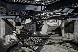 Untergeschoss des Mahnmals mit Gedenktafeln